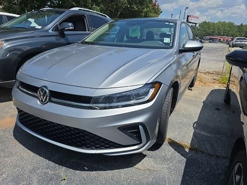 Used 2025 Volkswagen Jetta SE FWD image 1