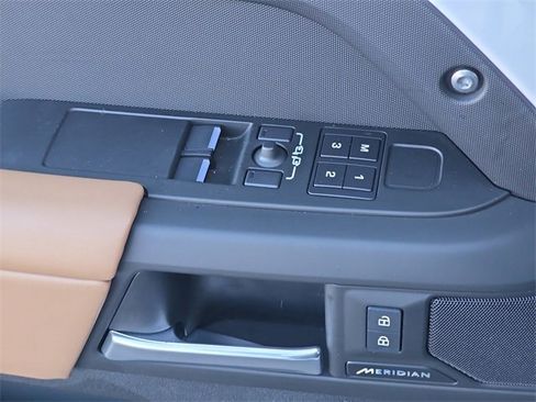 Used 2025 Land Rover Defender 90 S image 26