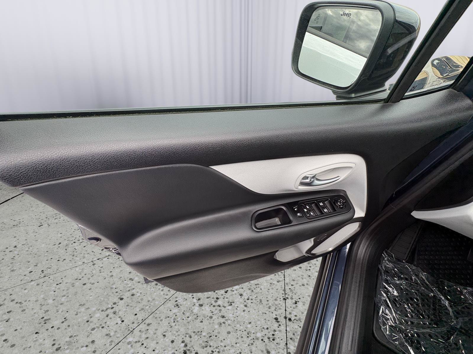 Used 2022 Jeep Renegade Limited AWD/4WD image 19
