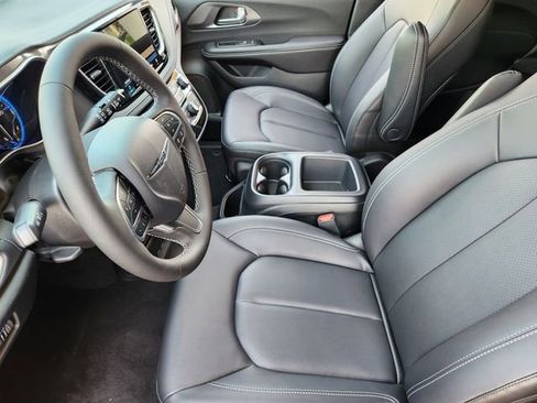 New 2026 Chrysler Pacifica Select image 8