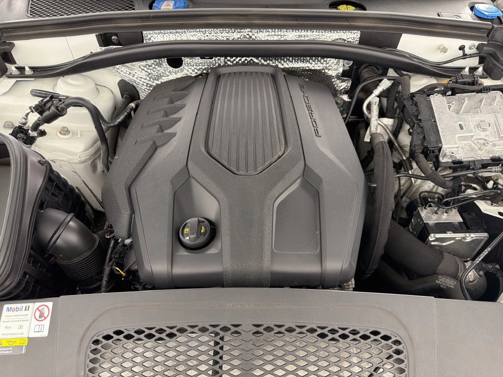 Certified 2023 Porsche Macan AWD/4WD image 32