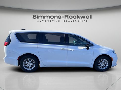 Used 2025 Chrysler Pacifica Select FWD image 6