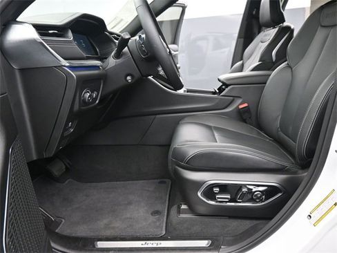 New 2025 Jeep Grand Cherokee Overland w/ Adv Protech Group III image 10