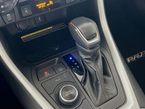 Used 2021 Toyota RAV4 XLE Premium image 16