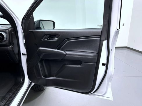 Used 2023 Chevrolet Colorado LT AWD/4WD image 16