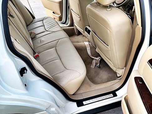 Used 2006 Lincoln Town Car Signature Limited image 17