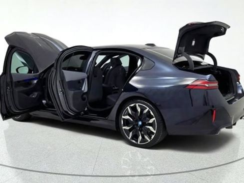 Used 2024 BMW i5 eDrive40i w/ M Sport Package RWD image 16