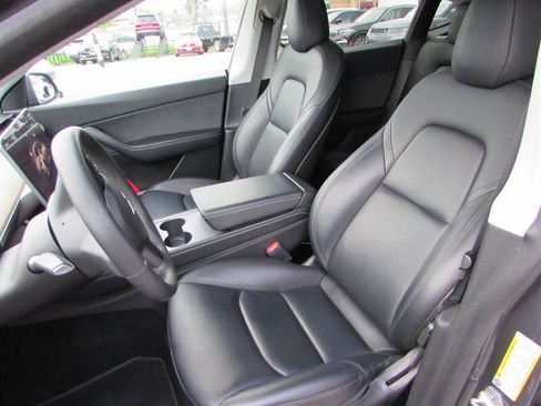 Used 2022 Tesla Model Y Long Range image 8