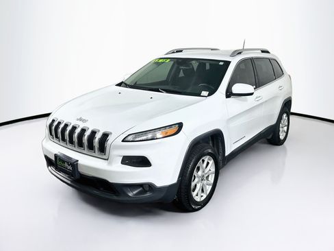 Used 2017 Jeep Cherokee Latitude w/ Safety/Convenience Group FWD image 3