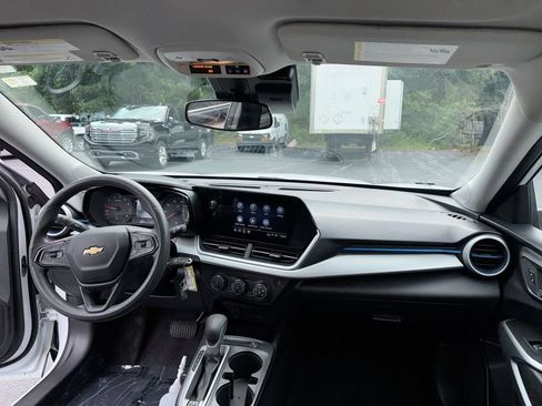Used 2025 Chevrolet Trax LS w/ LS Convenience Package FWD image 31