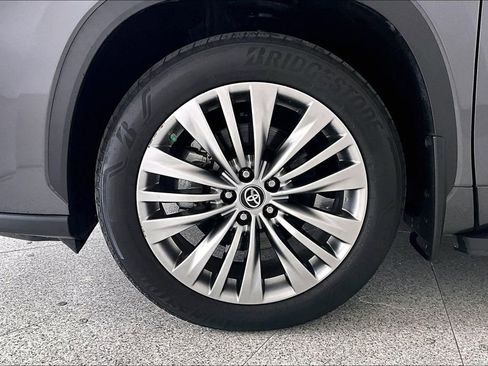 Used 2024 Toyota Highlander Platinum image 12