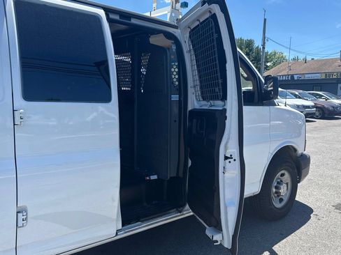 Used 2017 Chevrolet Express 2500 RWD image 15