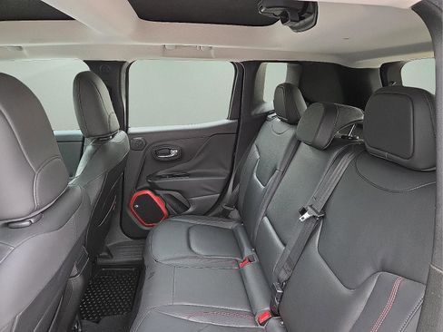 Used 2016 Jeep Renegade Trailhawk w/ Premium Trailhawk Package AWD/4WD image 10