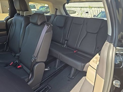 Used 2025 Kia Carnival FWD image 20