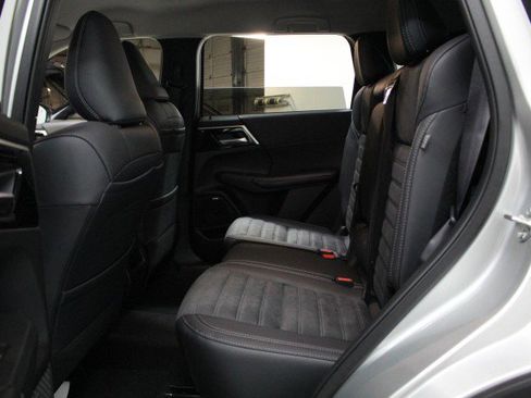 New 2025 Mitsubishi Outlander SE image 24