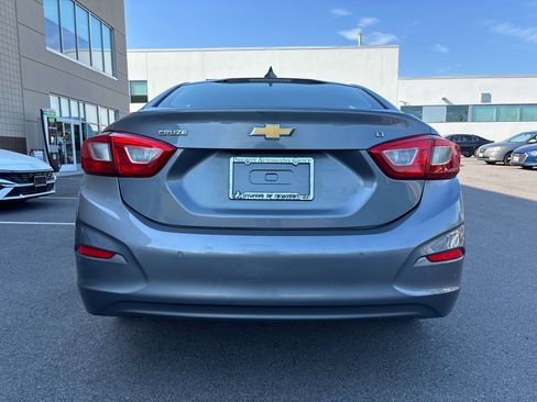 Used 2018 Chevrolet Cruze LT w/ Convenience Package FWD image 4