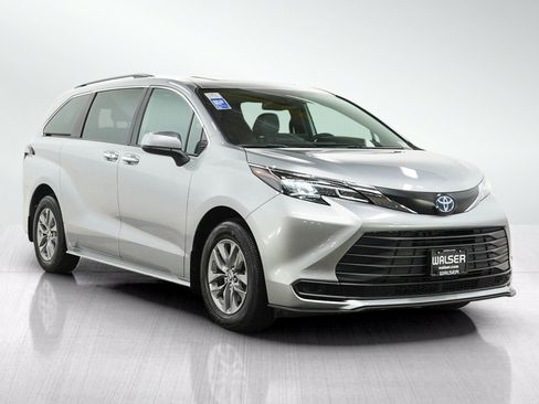 Used 2025 Toyota Sienna FWD image 7