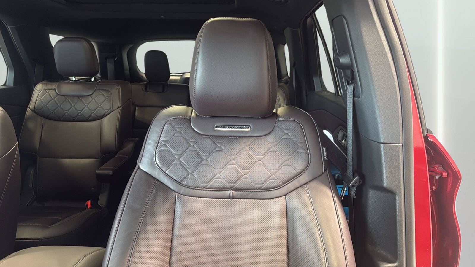 Used 2025 Ford Explorer Platinum w/ LUX Leather Package AWD/4WD image 24