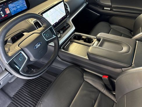 Used 2025 Ford Expedition Platinum w/ Driver's Package AWD/4WD image 10