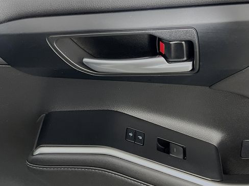 Used 2023 Toyota Highlander XLE FWD image 32