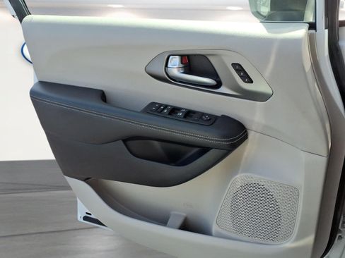 Used 2023 Chrysler Pacifica Touring-L FWD image 17