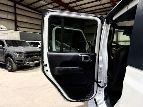 Used 2020 Jeep Gladiator Overland image 15