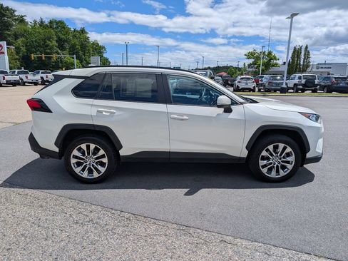 Used 2021 Toyota RAV4 XLE Premium AWD/4WD image 6