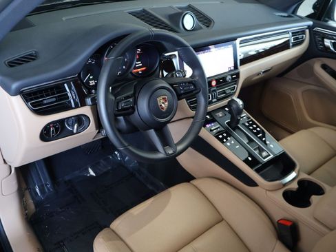 Certified 2026 Porsche Macan AWD/4WD image 4