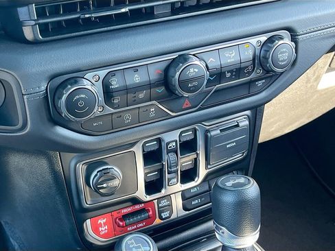 New 2025 Jeep Wrangler Unlimited Rubicon w/ Convenience Group AWD/4WD image 16
