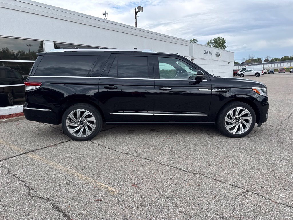 Used 2024 Lincoln Navigator L Reserve AWD/4WD image 2