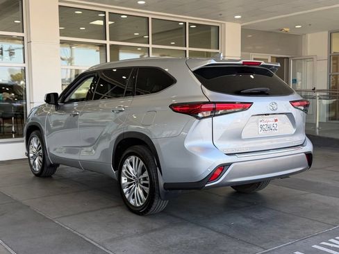 Used 2023 Toyota Highlander Platinum FWD image 9