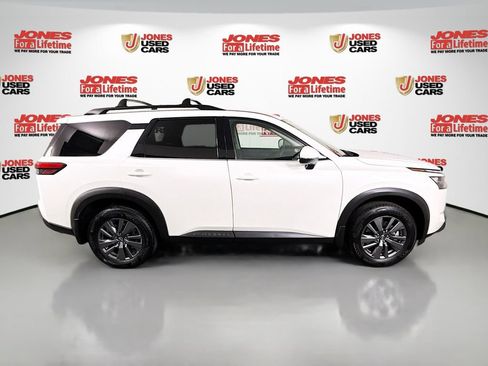 Certified 2024 Nissan Pathfinder SV w/ Black Appearance Package FWD image 17