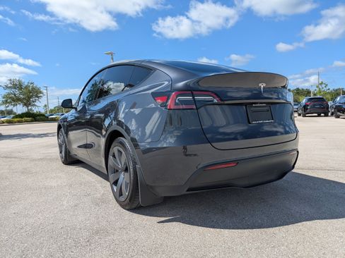 Used 2024 Tesla Model Y 2WD image 6