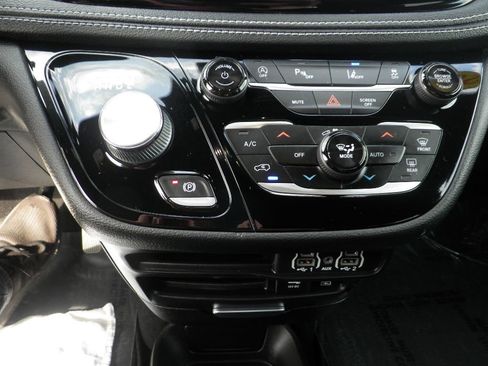 Used 2022 Chrysler Pacifica Touring image 22