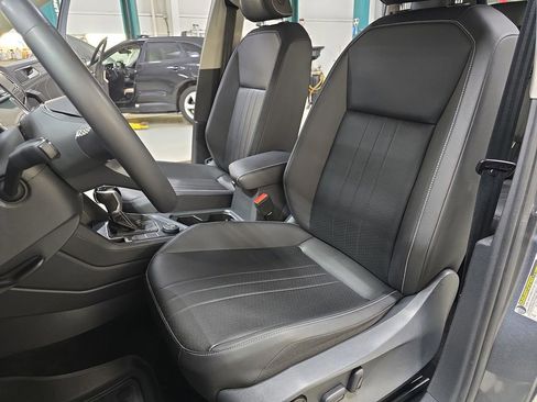 Used 2022 Volkswagen Tiguan SE image 16