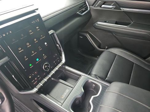 Used 2025 GMC Acadia Elevation w/ Elevation Premium Package FWD image 25
