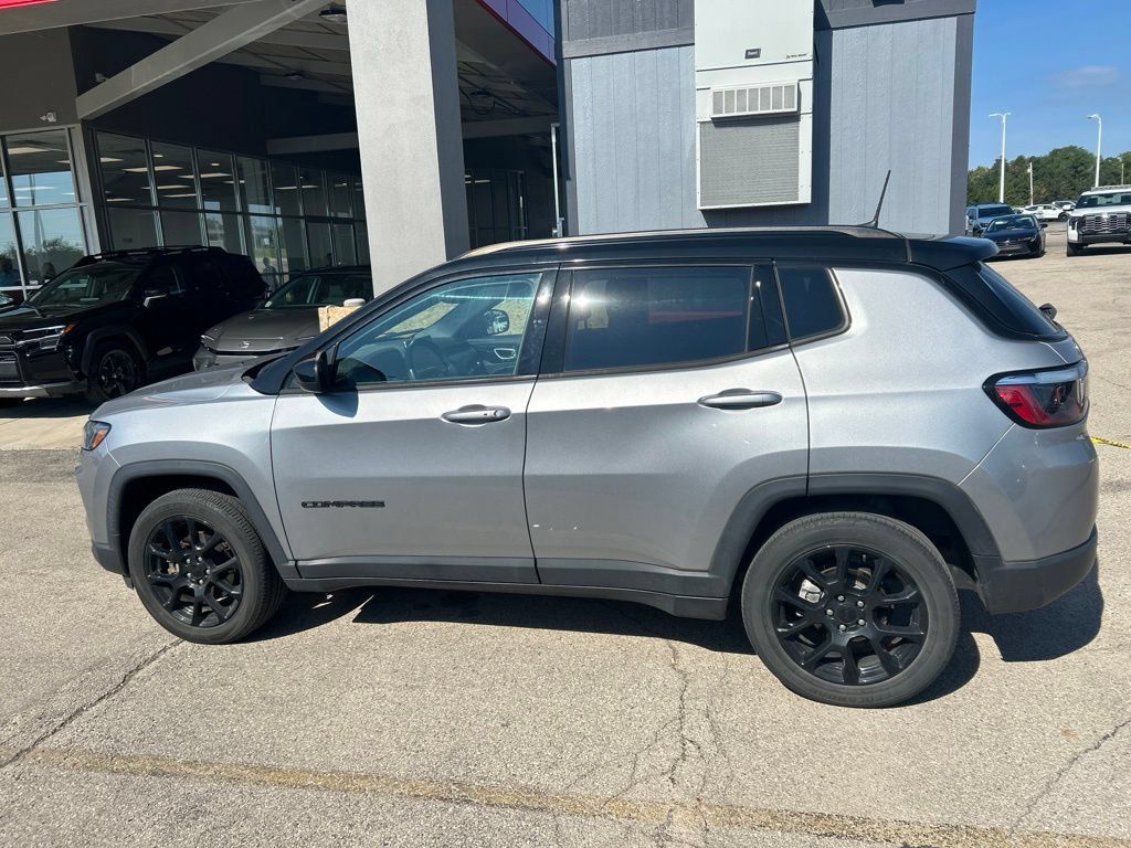 Used 2022 Jeep Compass Latitude w/ Convenience Group AWD/4WD image 4