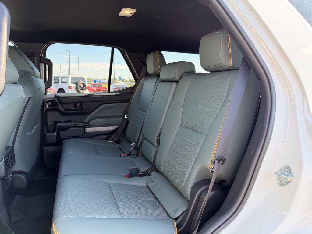 Used 2025 Toyota 4Runner Trailhunter AWD/4WD image 31