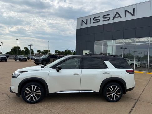 Certified 2024 Nissan Pathfinder Platinum FWD image 2