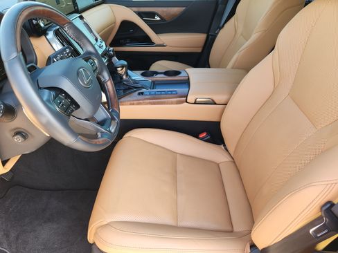 Used 2025 Lexus LX 600 4WD w/ Luxury Package image 17