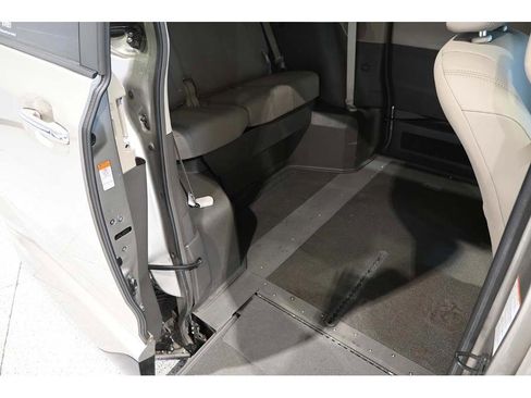 Used 2017 Toyota Sienna XLE Mobility Handicap Van image 18