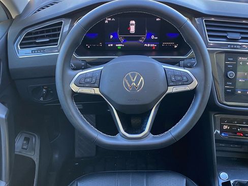 Certified 2022 Volkswagen Tiguan SE w/ Panoramic Sunroof Package image 4