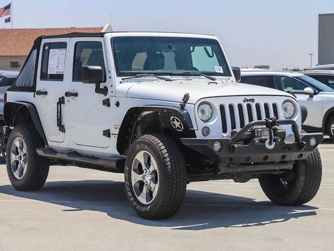 Used 2017 Jeep Wrangler Unlimited Sahara w/ Connectivity Group AWD/4WD image 3