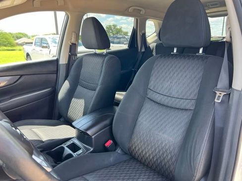 Used 2017 Nissan Rogue SV w/ SV Premium Package FWD image 10