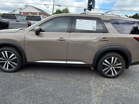 Used 2024 Nissan Pathfinder Platinum w/ Cargo Package FWD image 8