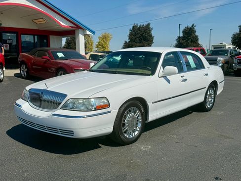Used 2010 Lincoln Town Car Signature Limited RWD image 1