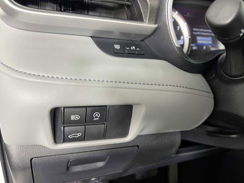 Used 2024 Toyota Highlander XLE image 12