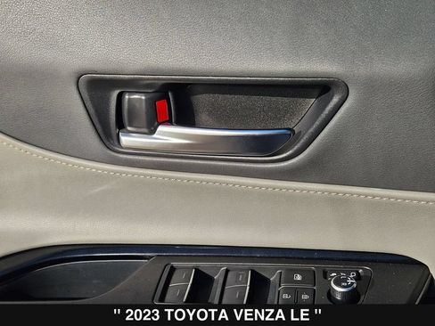 Used 2023 Toyota Venza LE AWD/4WD image 15