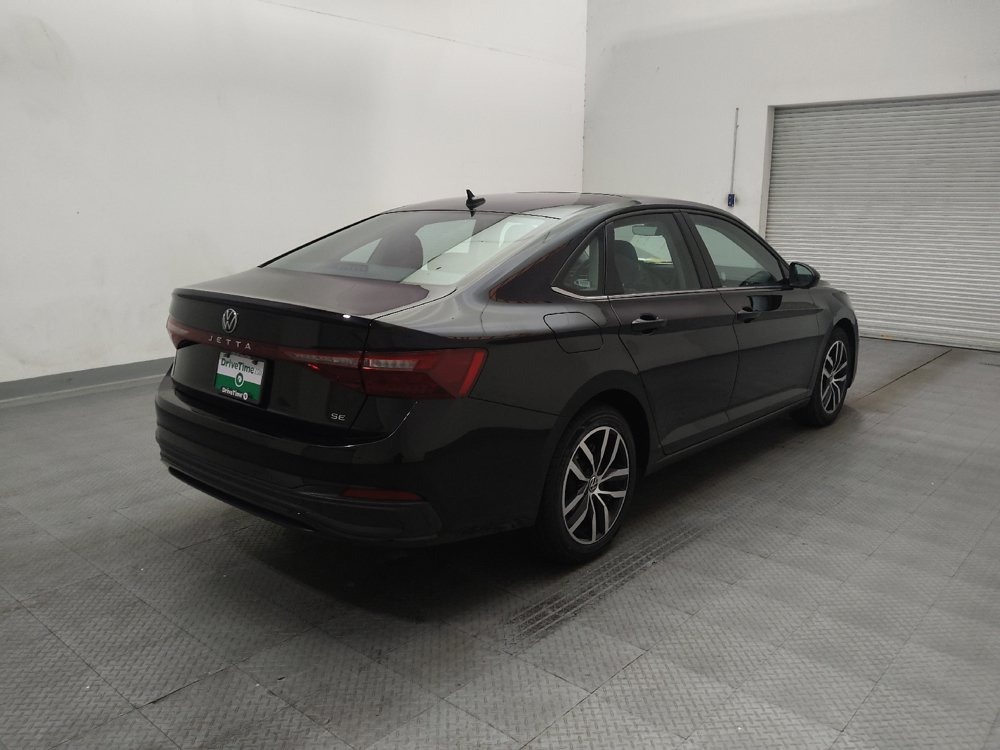 Used 2025 Volkswagen Jetta SE FWD image 9