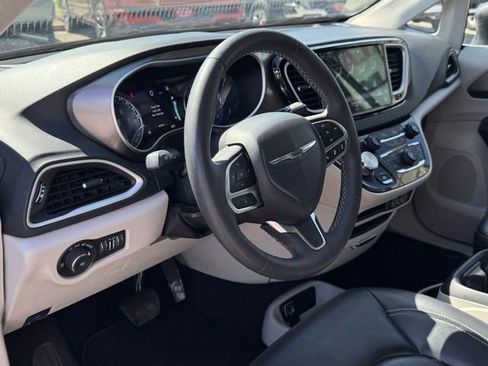 Used 2023 Chrysler Pacifica Touring-L FWD image 17